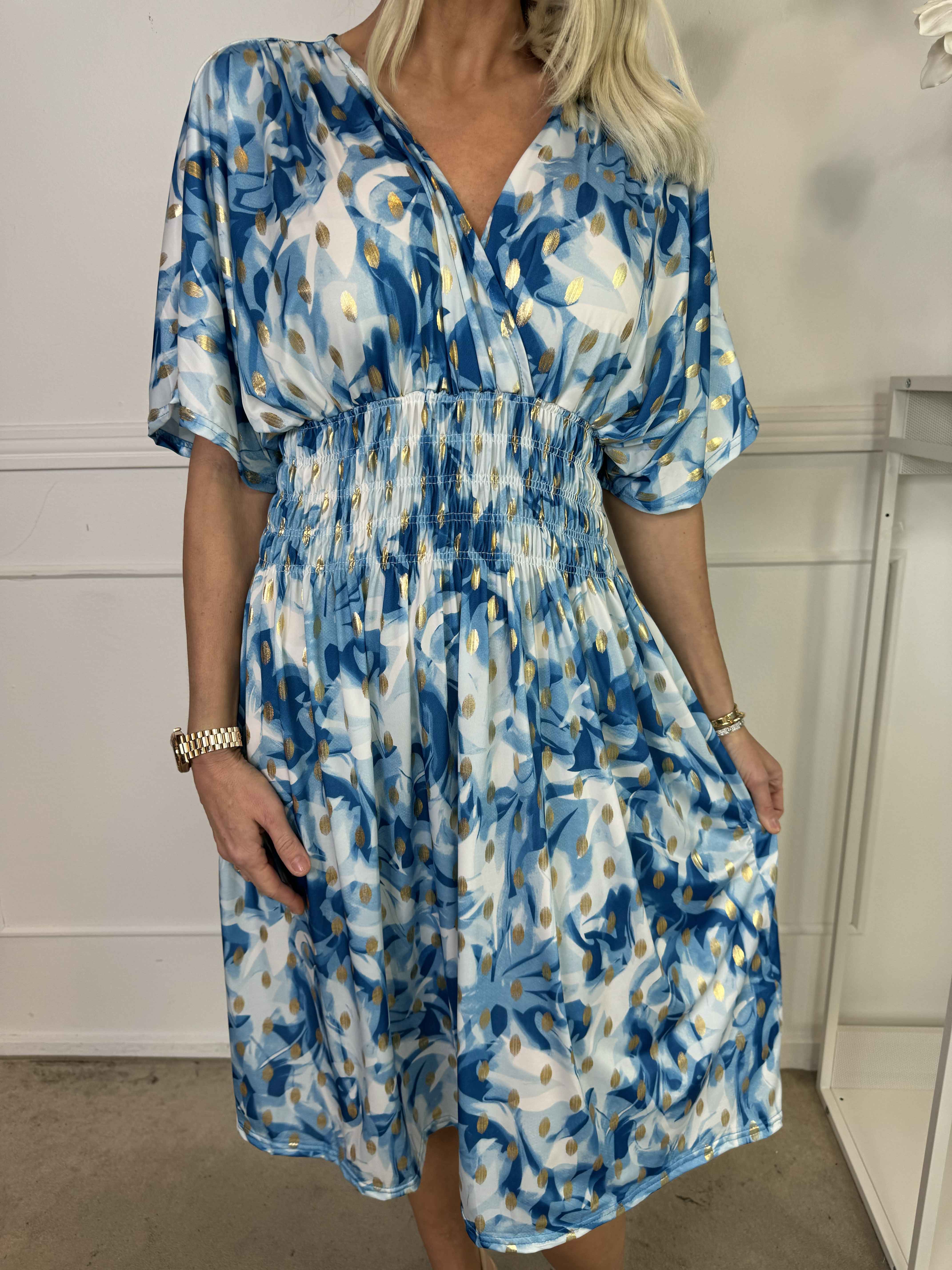 Pams Vacay Short - Mönstrad elastisk klänning med smock i midjan